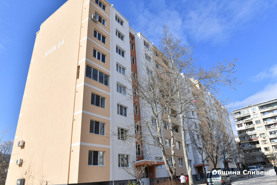 Кметът Стефан Радев днес посети поредния напълно завършен жилищен блок, който беше обновен по Националната програма за енергийна ефективност на многофамилни...
